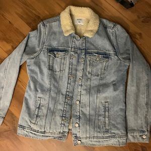 PERFECT CONDITION. Women’s Sherpa Denim jacket. Size L tail. Old navy.